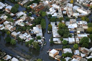 Inundaciones en La Plata: procesan a tres comisarios y una médica de la Policía Científica