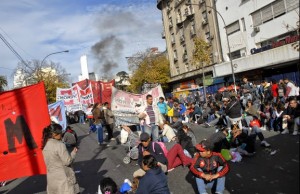 Organizaciones sociales marcharon en La Plata y amenazaron con cortes de ruta