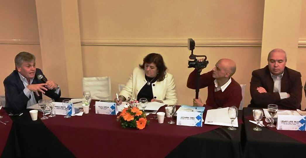 El titular de la Defensoría del Pueblo de la provincia de Buenos Aires, Marcelo Honores, habla ante los ombudsman de todo el país. 