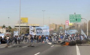 Gendarmería desalojó con balas de goma un piquete en la autopista La Plata-Buenos Aires