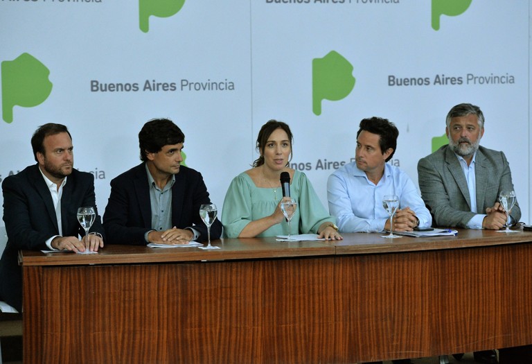 Federico Suárez, Hernán Lacunza, Vidal, Gabriel Sánchez Sinny y Marcelo Villegas. La gobernadora y sus funcionarios durante el anuncio de cierre de la paritaria con los estatales.