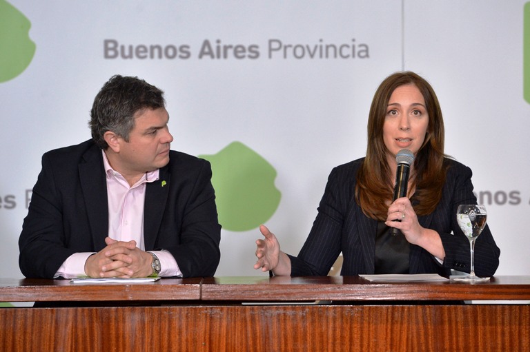 Vidal, junto al ministro de Desarrollo Social, Santiago López Medrano, durante el anuncio del paquete de medidas sociales. Aprovechó ese marco para anunciar que echó a Inza de la Contaduría de la Provincia.