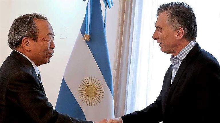Macri con el presidente de Toyota 1